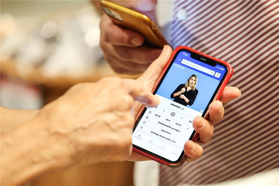 Mit einer App lernt der Metzger abends in seinem Schrebergarten die Gebärdensprache. Demnächst will er einen Kurs besuchen. Daniel Löb/dpa
