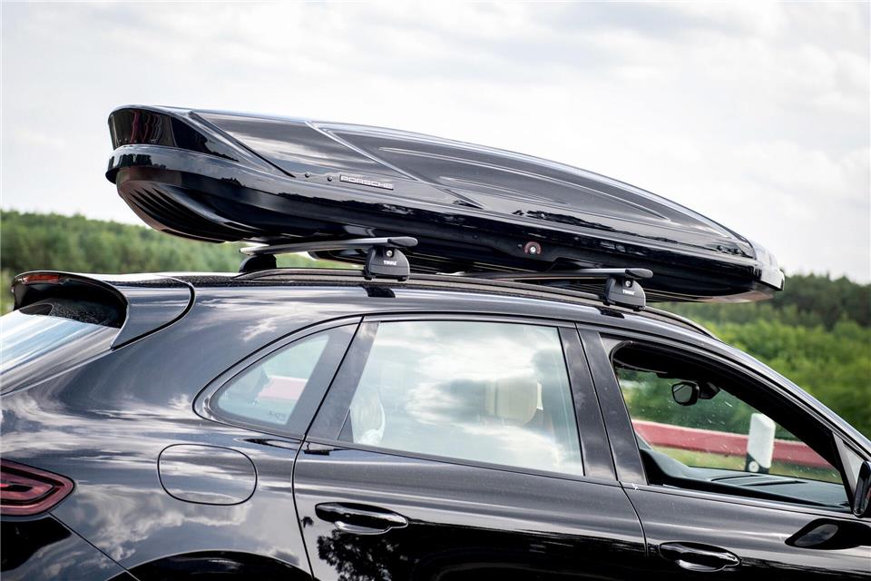 Mit einer Dachbox lässt sich für Urlaubsfahrten zusätzlicher Stauraum schaffen. Doch insgesamt darf das Fahrzeug nicht zu schwer werden.picture alliance/dpa/dpa-tmn