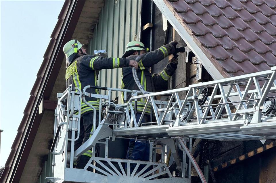 Mit einer Drehleiter löschen Feuerwehrleute den Brand. --/Kreisfeuerwehrverband Calw /dpa