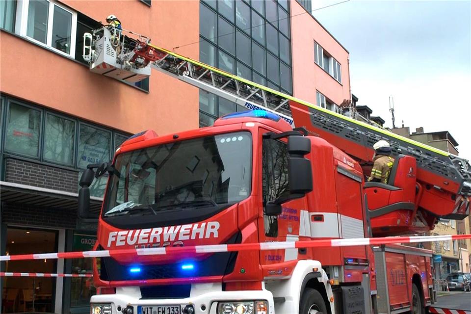 Mit einer Drehleiter rettete die Feuerwehr 36 Menschen aus dem Gebäude, deren Weg durch den Einsturz der Treppe abgeschnitten war. Fernandez/News 4 Video-Line TV /dpa