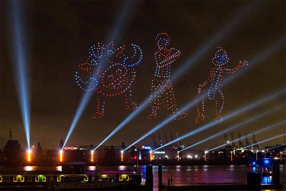 Mit einer Drohenshow wurde der Hafen illuminiert.Markus Scholz/dpa