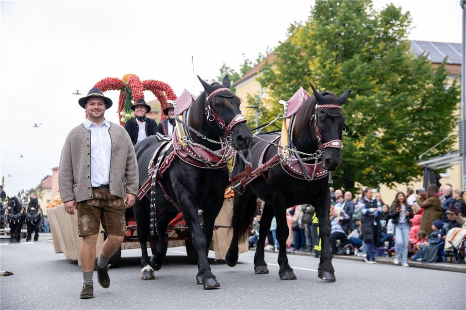 Mit einer Erntekrone aus Radieschen bedanken sich die Fürther auf ihrer traditionellen Michaelis-Kirchweih für die ErntePia Bayer/dpa