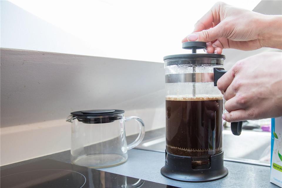 Mit einer French Press Kanne lässt sich Cold Brew Kaffee selber machen. Dazu Kaffeepulver in die Kanne geben, mit kaltem Wasser mischen und 24 Stunden im Kühlschrank ziehen lassen. Christin Klose/dpa-tmn