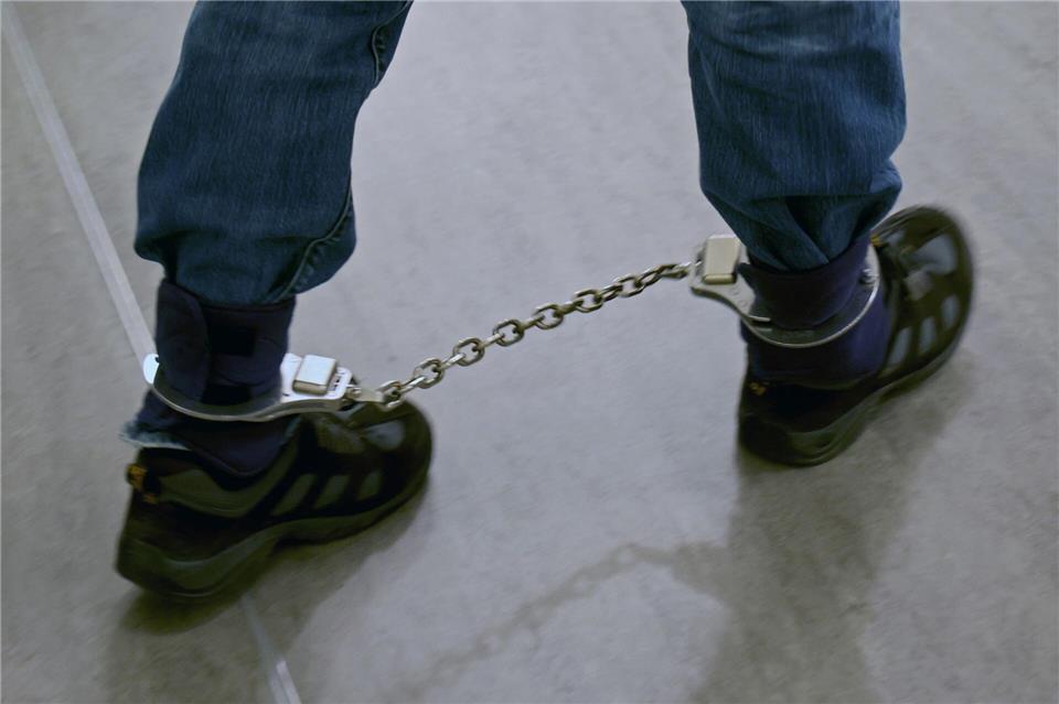 Mit einer Fußfessel wurde der Angeklagte vorgeführt.Bernd Wüstneck/dpa