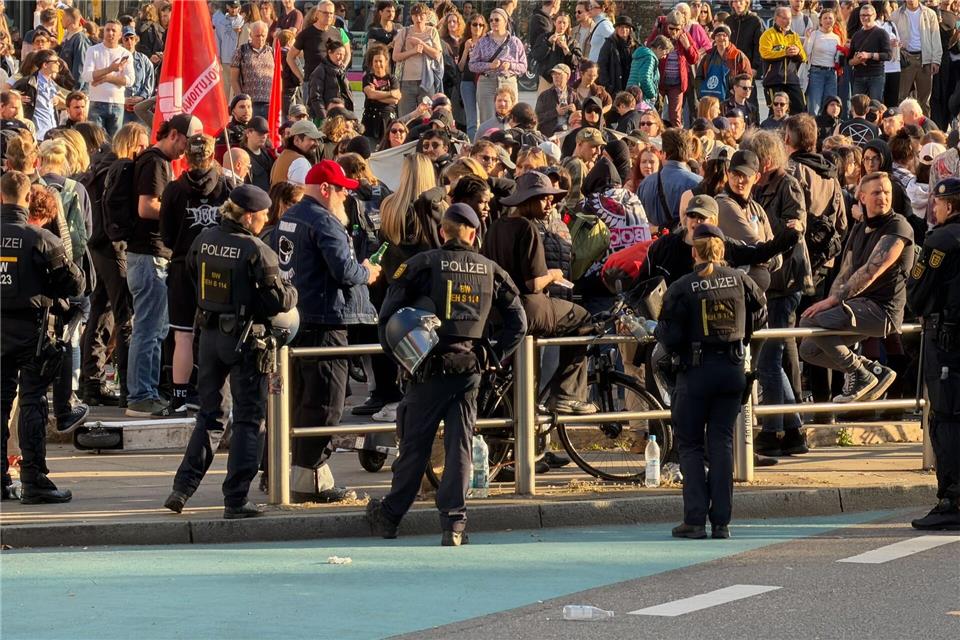 Mit einer Gegendemonstration wollten linke Demonstranten nach eigenen Angaben ein Zeichen für eine offene Gesellschaft in Stuttgart setzen. Marijan Murat/dpa