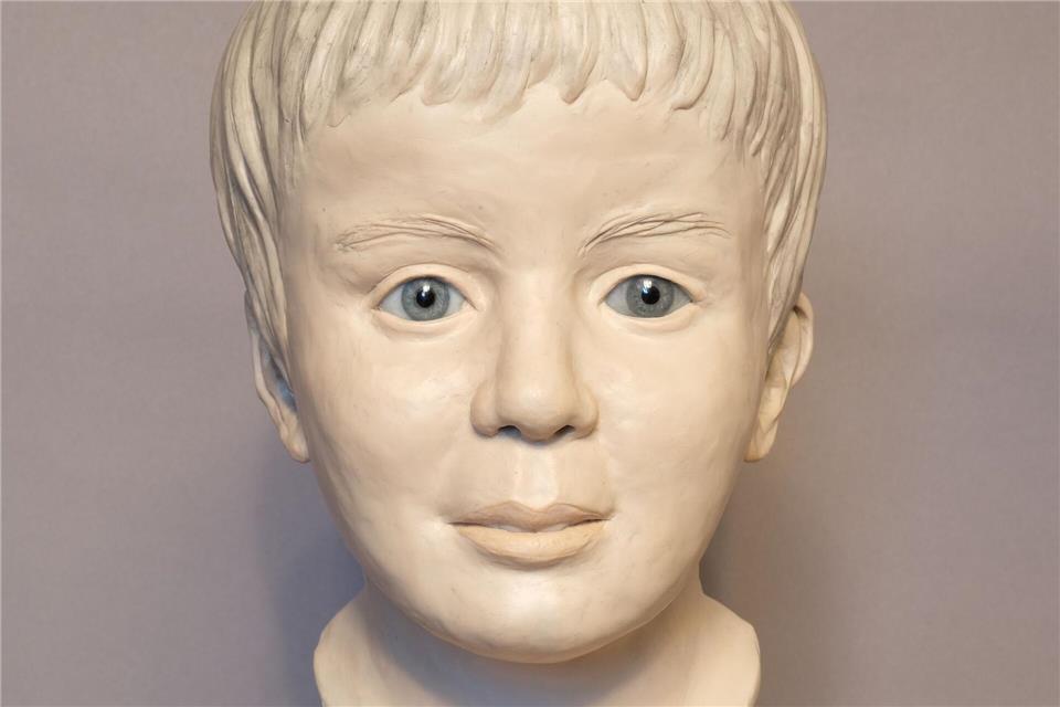 Mit einer Gesichtsrekonstruktion des toten Jungen sucht die Polizei den Täter. (Archivbild)Polizeipräsidium Oberbayern Nord/dpa