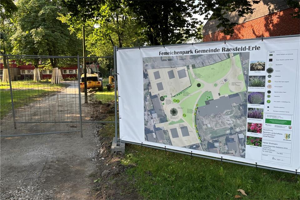 Mit einer Info-Stellwand weist die Gemeinde auf die Umgestaltung des Geländes hin.