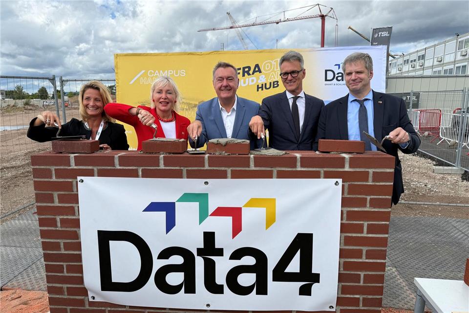 „Kritische Infrastruktur“ - Startschuss für Rechenzentrum Mit einer Investition von zwei Milliarden Euro soll das künftige Großrechenzentrum in Hanau die immer schneller wachsende Nachfrage nach Rechnerleistung befriedigen und den Standort Europa im internationalen Wettbewerb mit den USA und China stärken.Michael Bauer/dpa