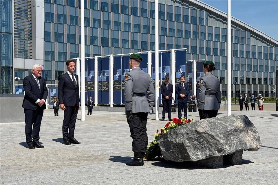 Mit einer Kranzniederlegung vor dem Nato-Hauptquartier begann der Festakt zum Beitritt Deutschlands zum Verteidigungsbündnis vor 70 Jahren. Ansgar Haase/dpa
