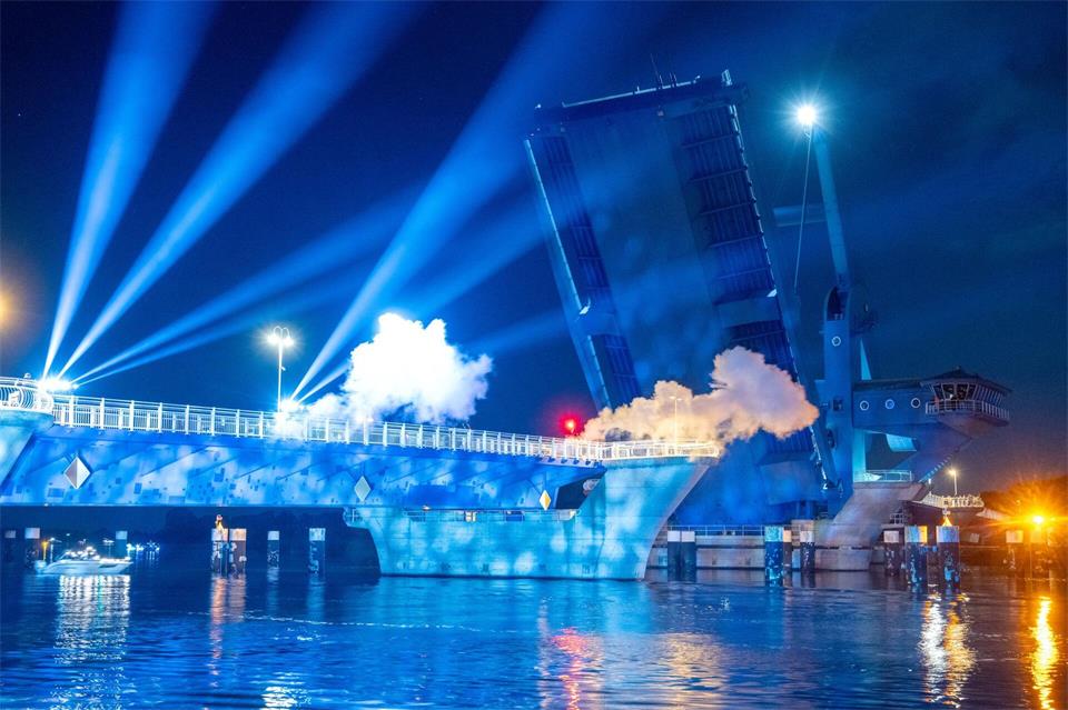 Mit einer Lichtshow hat die Stadt Wolgast die Inbetriebnahme der Peenebrücke zur Insel Usedom vor 30 Jahren gefeiert. Stefan Sauer/dpa