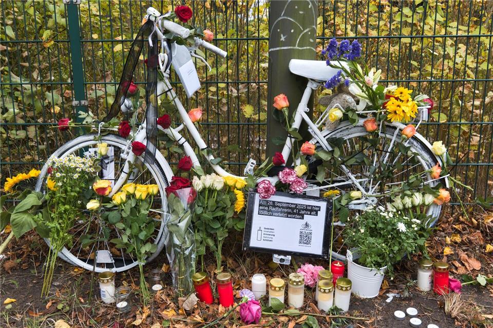 Mit einer Mahnwache haben Menschen in Hamburg an eine tödlich verletzte Radfahrerin erinnert.Marcus Golejewski/dpa