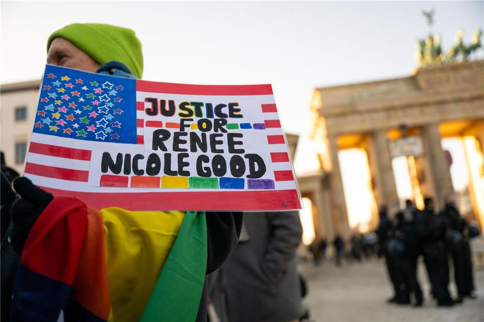 Mit einer Mahnwache in Berlin wird an Renee Nicole Good erinnert.Christophe Gateau/dpa