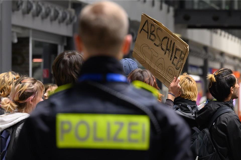 Mit einer Mahnwache protestierten Menschen am Flughafen Leipzig/Halle gegen den Abschiebeflug.Hendrik Schmidt/dpa