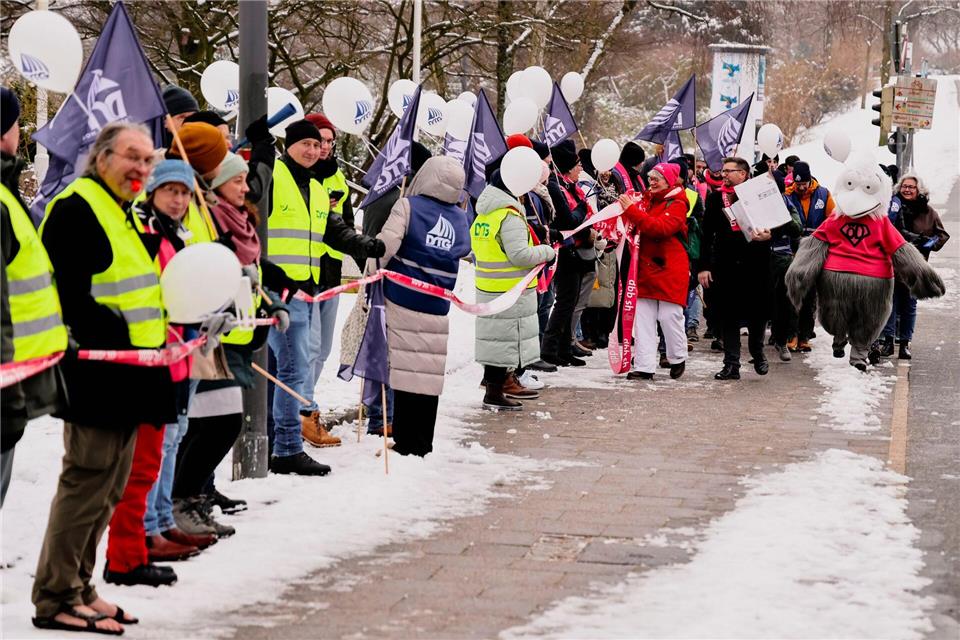 Mit einer Menschenschlange wird an der Kieler Förde demonstriert.Frank Molter/dpa
