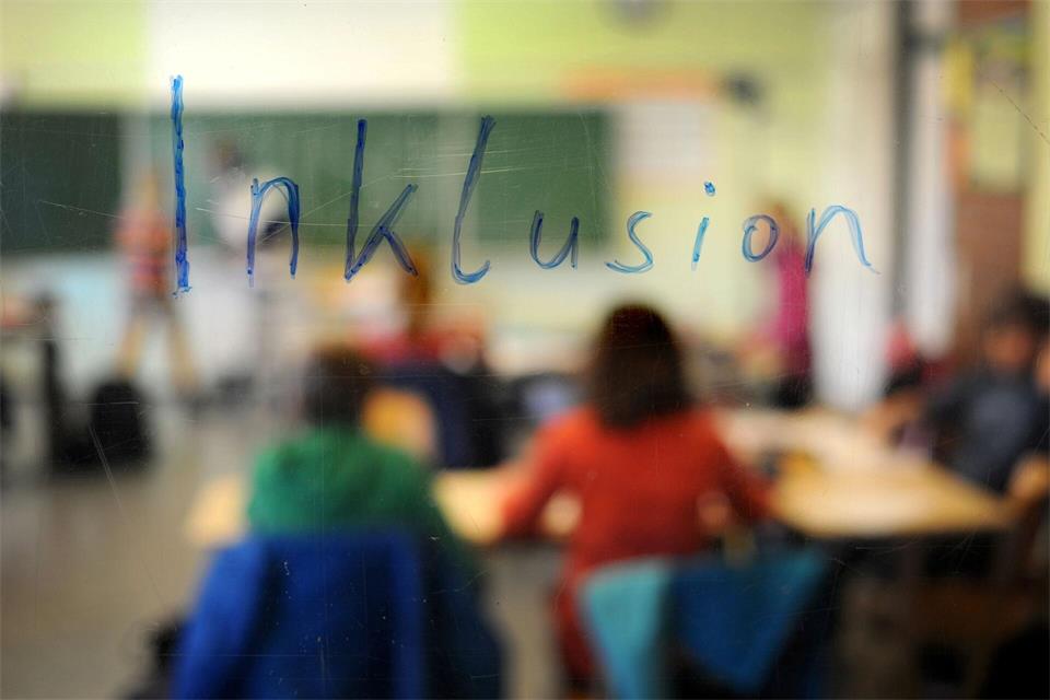 Mit einer Petition wollen Unterstützerinnen und Unterstützer Änderungen bei der Schulbegleitung in Hamburg verhindern. (Archivbild)Jonas Güttler/dpa