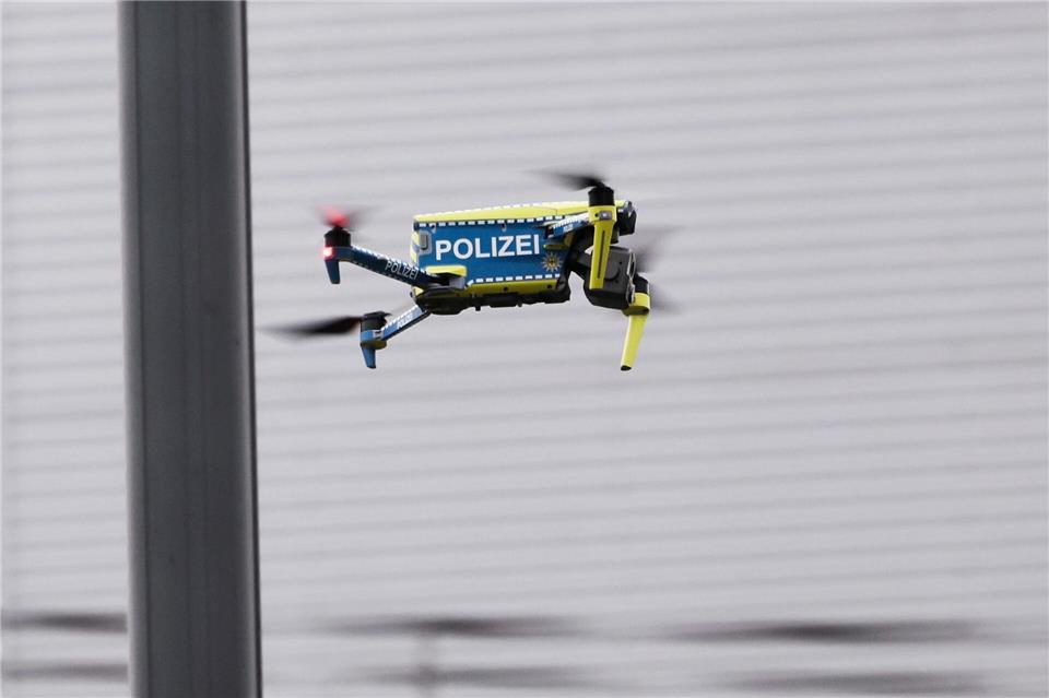 Mit einer Polizeidrohne suchten die Beamten nach den Unbekannten. (Symbolbild)Christian Charisius/dpa