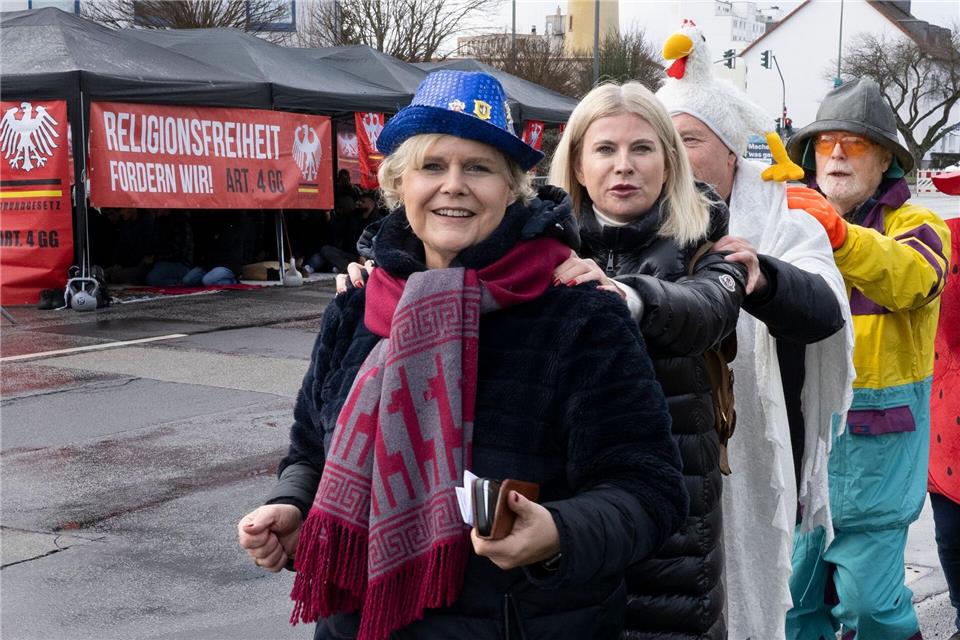 Mit einer Polonaise wolle man ein friedliches Zeichen setzen. Boris Roessler/dpa