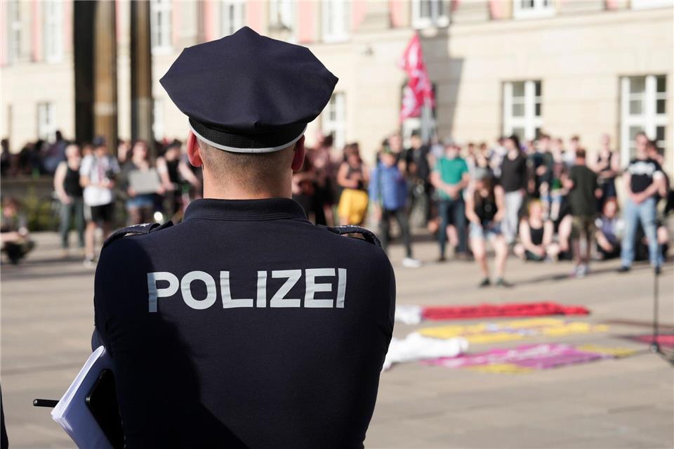 Mit einer Protestdemonstration wenden sich Hausbesetzer gegen die Räumung eines besetzten Hauses in Potsdam.Sven Kaeuler/dpa