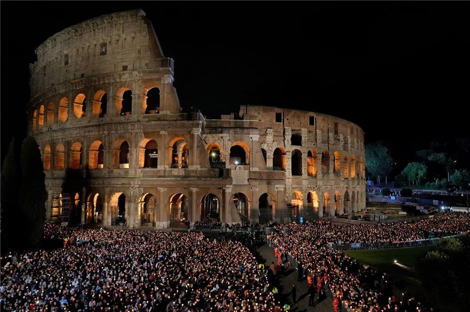 Mit einer Prozession am Kolosseum wird jedes Jahr in Rom an den Kreuzweg erinnert. (Archivbild)Gregorio Borgia/AP/dpa