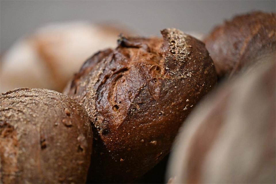 Mit einer Sanierung in Eigenverwaltung will die Bäckerei Moos die drohende Zahlungsunfähigkeit abwenden. (Symbolbild)Michael Brandt/dpa