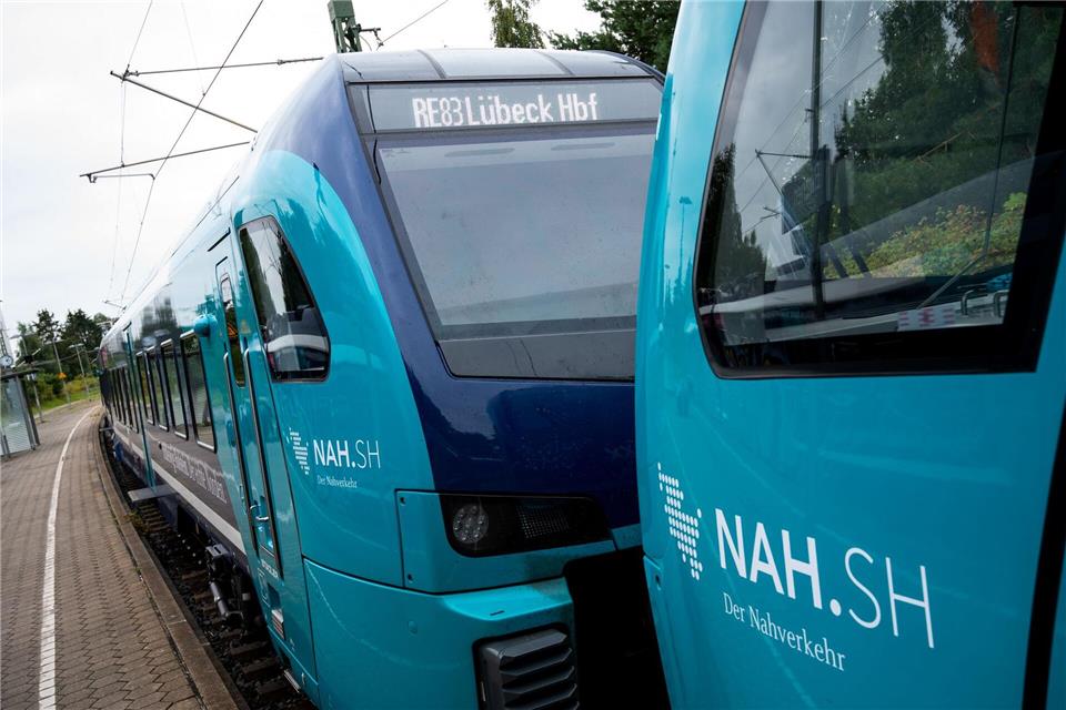 Mit einer Schnellbremsung konnte ein Erixx-Zug bei Pönitz noch rechtzeitig vor einem Schulbus anhalten, der auf einem Bahnübergang festsaß. (Archivbild)Daniel Bockwoldt/dpa