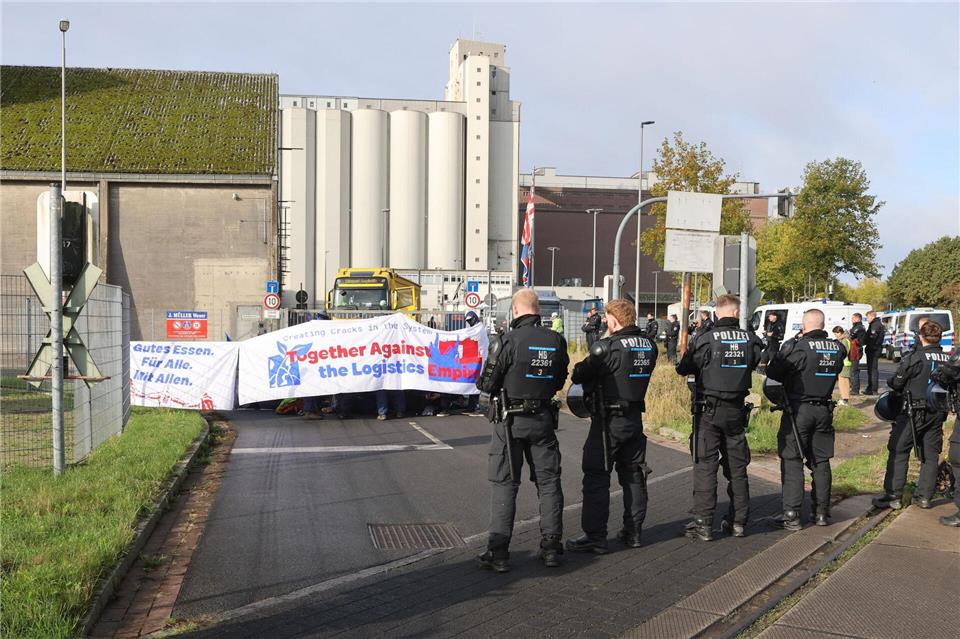 Blockaden von Aktivisten in Bremen und Delmenhorst aufgelöst Mit einer Sitzblockade protestieren Aktivisten vor der Zufahrt eines Hafendienstleisters in Bremen-Walle. Christian Butt/dpa