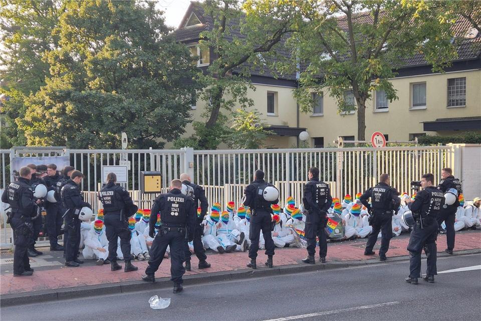 Mit einer Sitzblockade protestieren Aktivisten vor einem Bundeswehr-Gebäude.Sascha Thelen/dpa