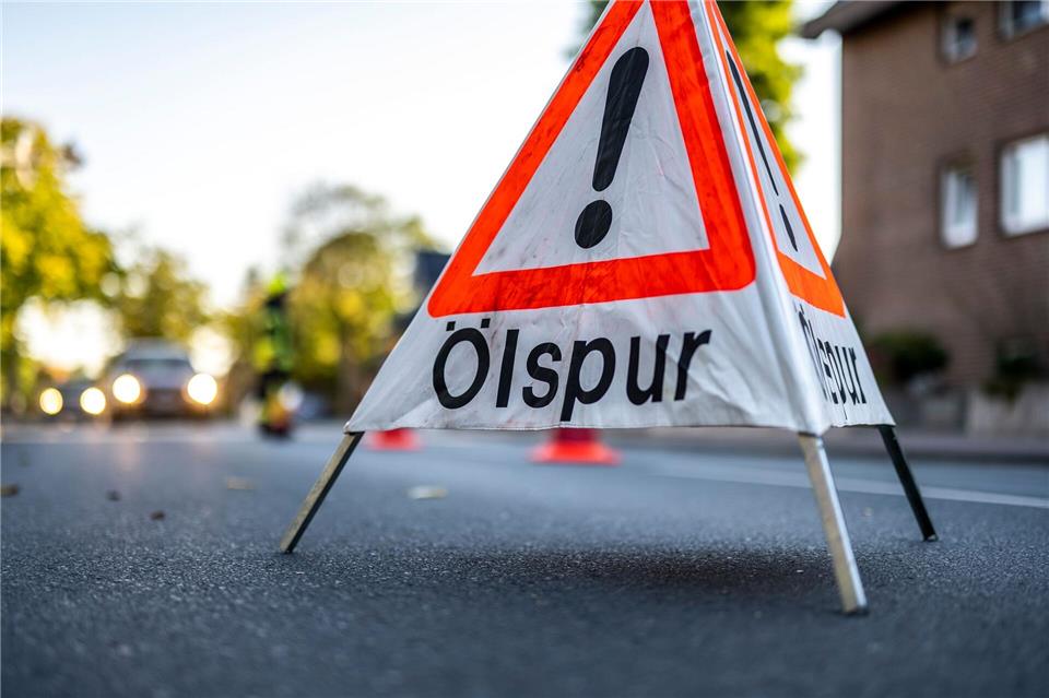 Mit einer Spezialmaschine muss die Fahrbahn gereinigt werden. (Symbolbild)David Inderlied/dpa