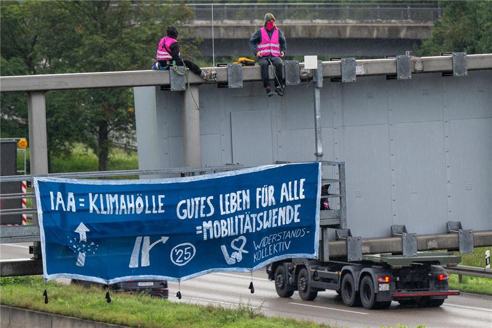 Aktivisten blockieren Autobahnstrecke zur Messe IAA Mit einer Straßenblockade auf der Autobahn A9 in München protestierten Umweltaktivisten im morgendlichen Berufsverkehr gegen die Internationale Automobil-Ausstellung (IAA).Peter Kneffel/dpa