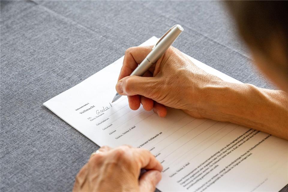 Mit einer Vollmacht können Depotinhaber anderen Entscheidungsgewalt über deren Vermögen einräumen. Verschieben können Bevollmächtigte das Ersparte allerdings nicht.picture alliance / dpa-tmn