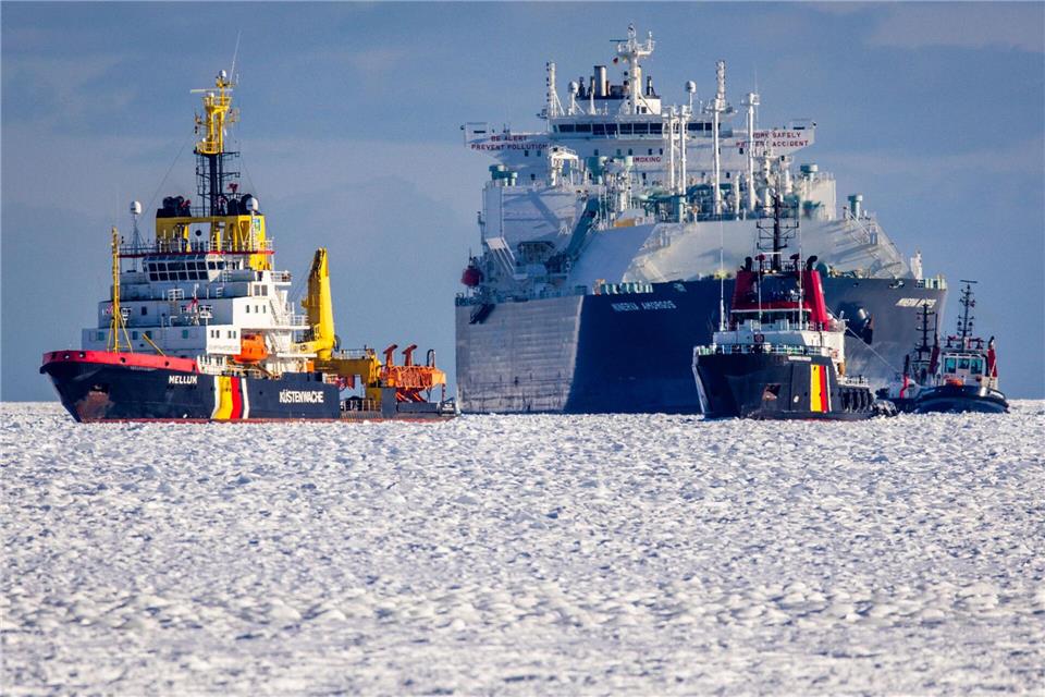 Mit einer Woche Verspätung konnte der LNG-Tanker „Minerva Amorgos“ in den Hafen Mukran einlaufen.Jens Büttner/dpa