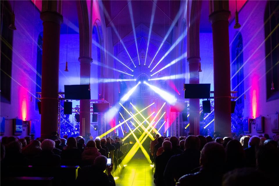 Mit einer aufwendigen Laser-Show endete der Jugendgottesdienst am Samstag und Sonntag in der St.-Silvester-Kirche.