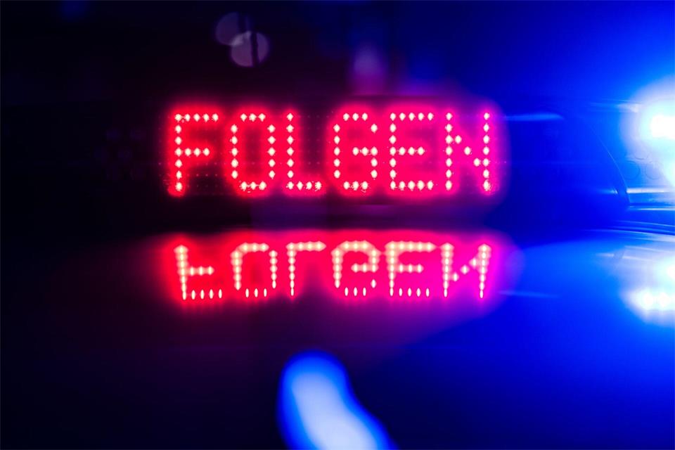 Mit einer gefälschten LED-Anzeige sollen sich Unbekannte als Polizisten ausgegeben und einen 22-Jährigen zum Folgen aufgefordert haben. (Symbolbild)Robert Michael/dpa