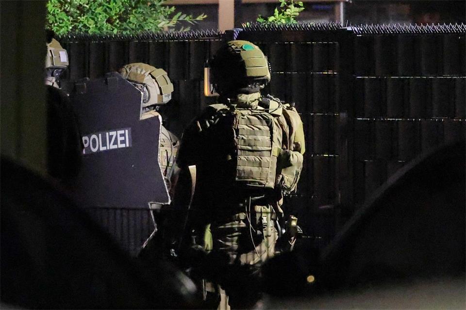 Mit einer groß angelegten Razzia geht die Polizei seit dem Morgen gegen ein Geldwäsche-Netzwerk und Rocker der „Hells Angels“ vor.Christoph Reichwein/dpa