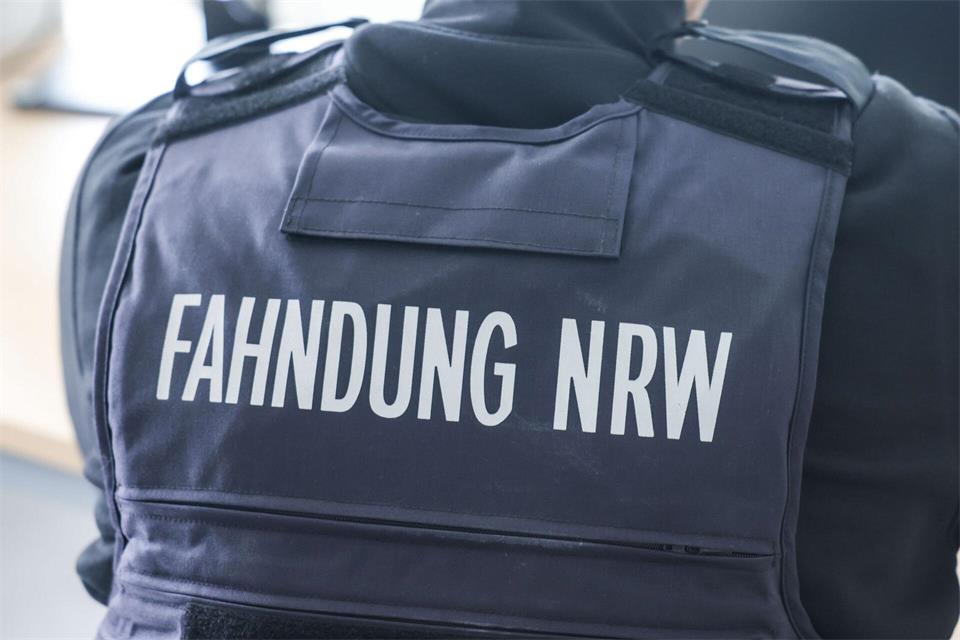 Mit einer großangelegten Razzia gehen Behörden gegen ein System von Scheinfirmen vor. (Archivbild)Oliver Berg/dpa