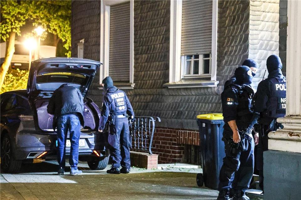 Mit einer großangelegten Razzia geht die Polizei in Nordrhein-Westfalen gegen die Rockergruppe „Hells Angels“ vor. Alex Talash/dpa