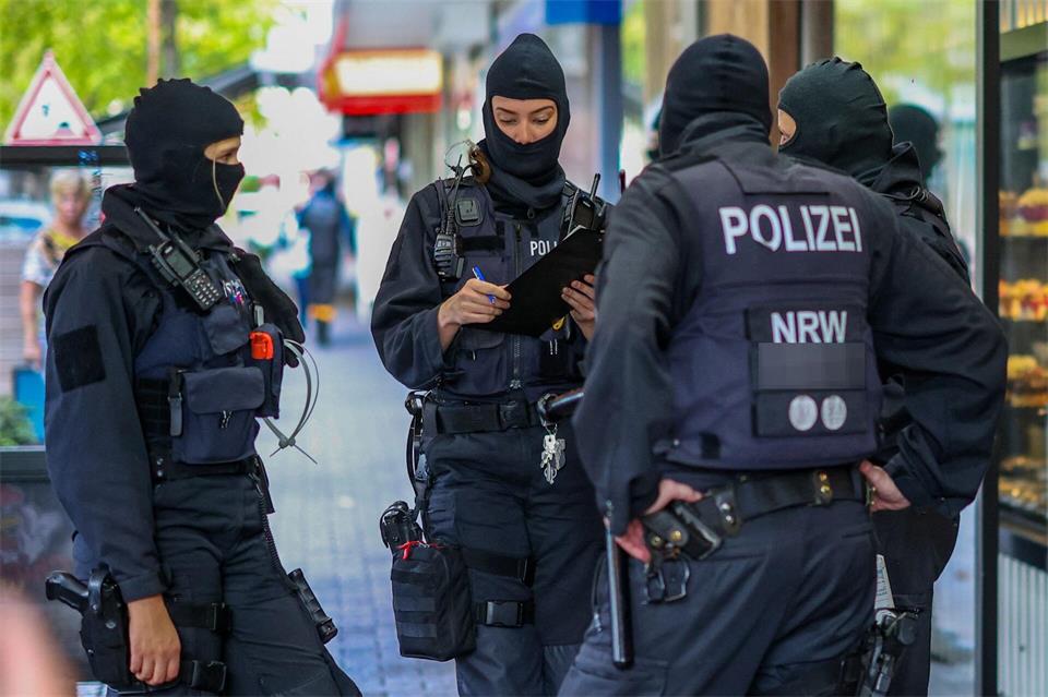 Mit einer großangelegten Razzia geht die Polizei in Deutschland und europaweit seit dem Morgen gegen ein Geldwäsche-Netzwerk und Rocker der „Hells Angels“ vor.Christoph Reichwein/dpa