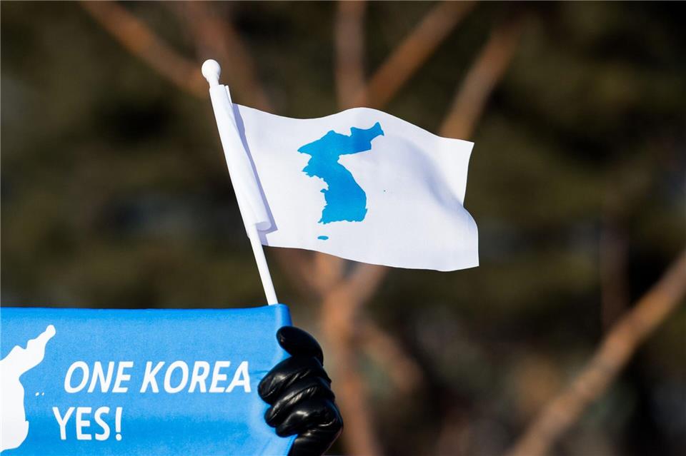 Mit einer koreanischen „Vereinigungs-Flagge“ laufen Sportler aus Süd- und Nordkorea gemeinsam ein.Jon Olav Nesvold/Bildbyran via ZUMA Press/dpa