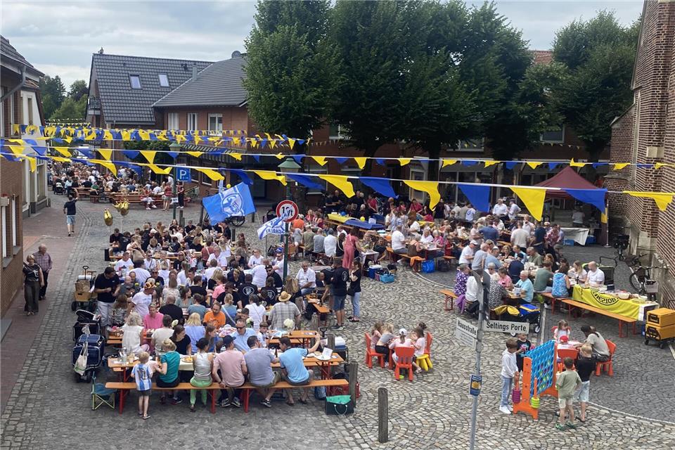 Mit einer langen Genusstafel durch den Ramsdorfer Ortskern wurde die 1000-jährige Ersterwähnung Ramsdorfs gefeiert.