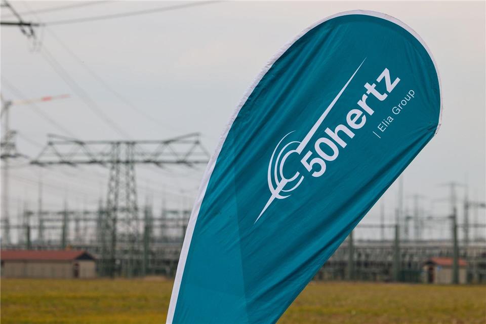 Neue Stromtrasse bringt mehr Ökostrom ins Netz Mit einer neuen Freileitung durch Sachsen, Sachsen-Anhalt und Thüringen des Netzbetreibers 50Hertz kann rund 40 Prozent mehr Strom transportiert werden. (Archivbild)Peter Gercke/dpa-Zentralbild/dpa