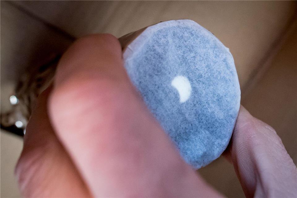 Mit einer selbstgebauten Lochkamera lässt sich die vom Mond partiell verdeckte Sonne auf Papier projizieren. (Archivbild)Ole Spata/dpa/dpa-tmn
