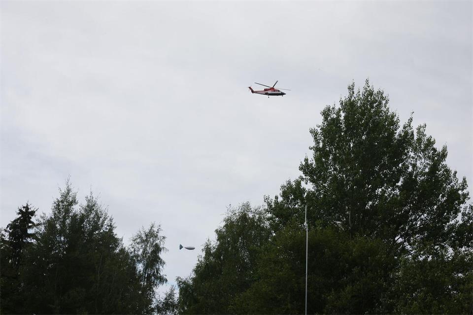 Mit einer speziellen Messsonde im Schlepptau überfliegt ein Hubschrauber einen Wald bei Eibenstock.Bodo Schackow/dpa