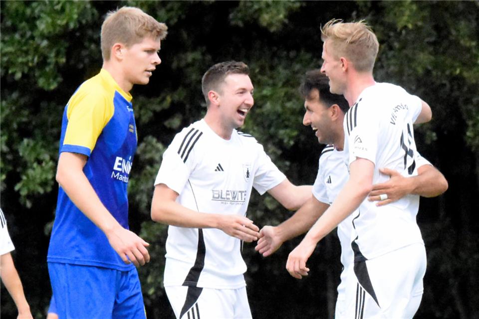 Mit einer starken Hinrunde verdiente sich der VfL Ramsdorf die Wintermeisterschaft in der Kreisliga A redlich. Mit Bastian Bone (rechts) haben die Burgstädter auch den besten Goalgetter in ihren Reihen.