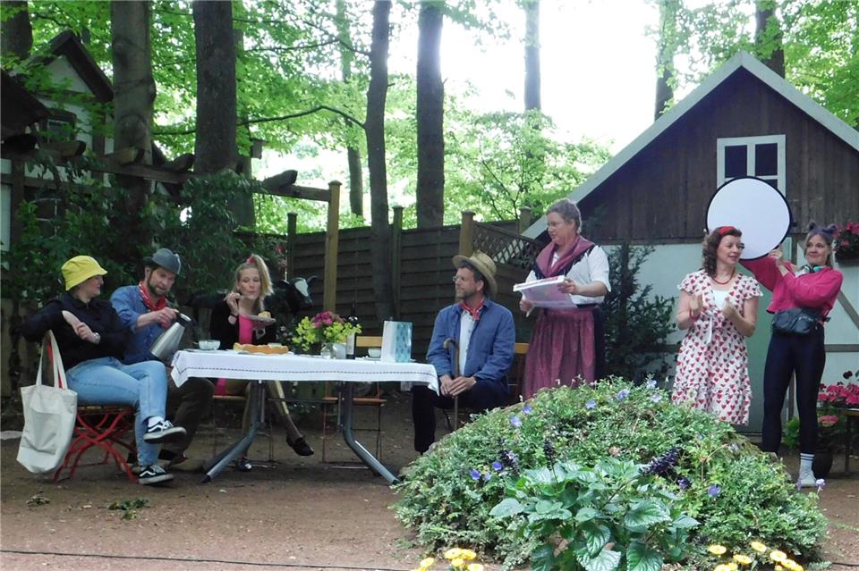 Mit einer turbulente und schrägen Brautschau brachte mit dem plattdeutschen Lustspiel „Rendezvous in‘n Kohstall“ die Spöllschar van de Kolpingsfamilie Heiden das Publikum zum Lachen