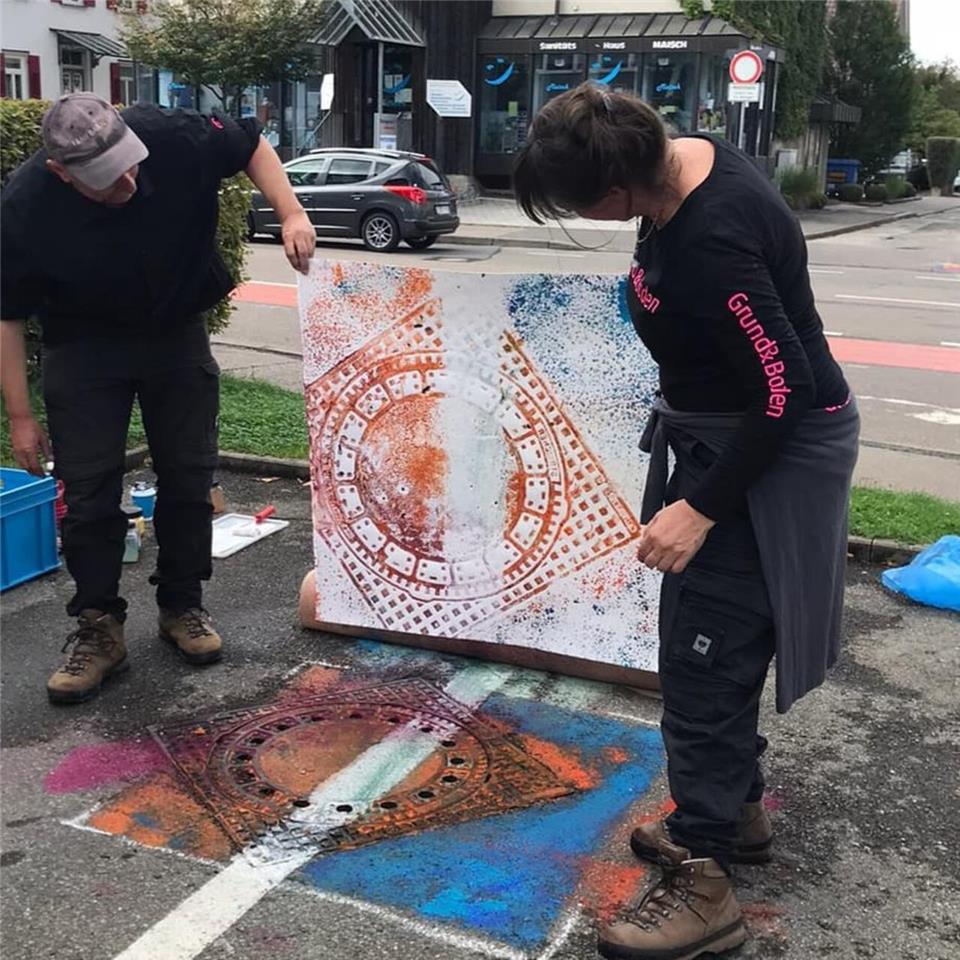 Mit einer ungewöhnlichen Verbindung aus Performance, Druckgrafik und Stadtforschung setzen sich die beiden Künstler mit dem öffentlichen Raum und dem Wert von Grund und Boden auseinander.