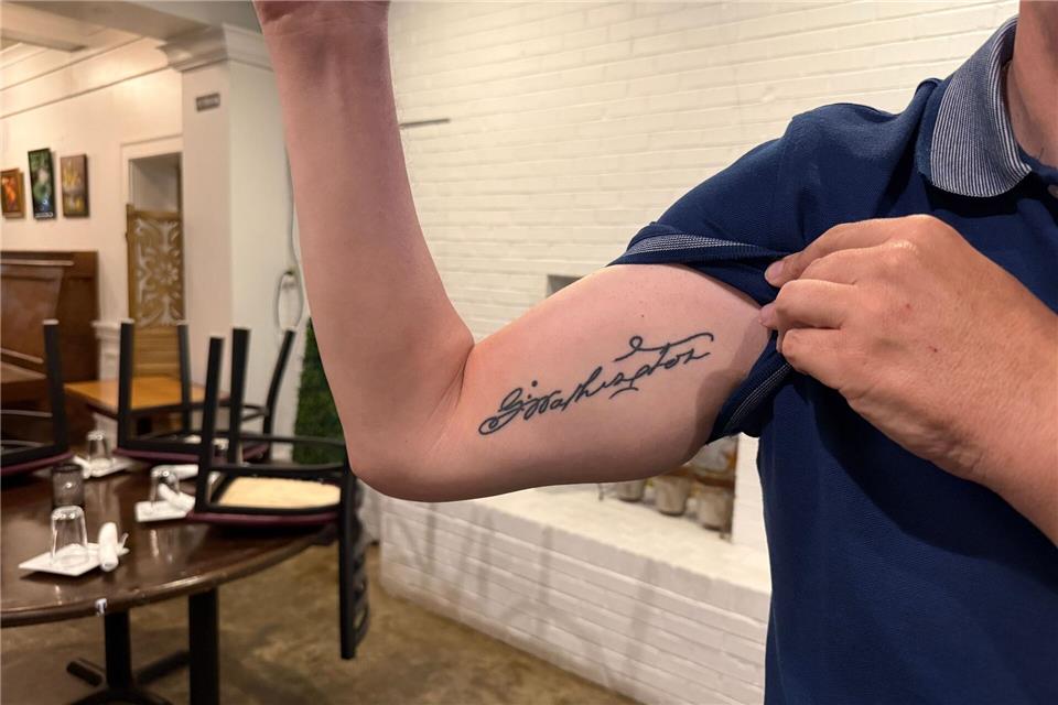 Mit einschlägigem Tatoo auf dem Oberarm: Washington-Fan Kevin Anderson.Verena Wolff/dpa-tmn