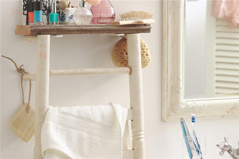Mit etwas handwerklichem Geschick lässt sich ein alter Stuhl zu einem Handtuchhalter mit Ablagefläche umfunktionieren.Bosch/DIY Academy/dpa-tmn