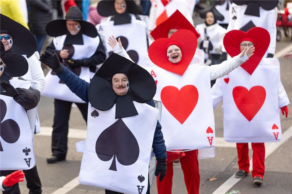 Mit fantasievollen Kostümen beteiligten sich die Menschen am Würzburger Faschingsumzug.Julien Becker/dpa