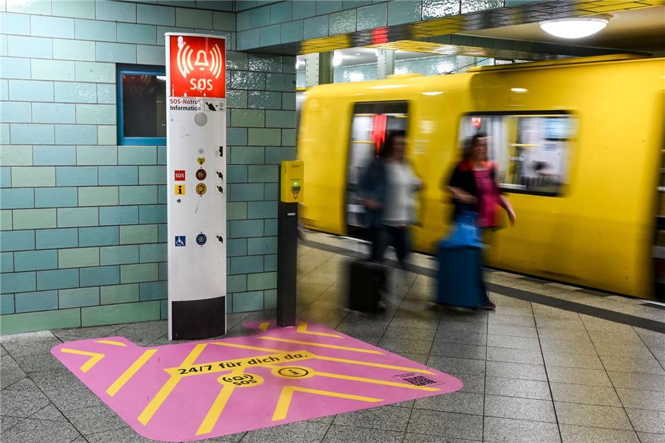 Mit farblich auffälligen Markierungen sollen Notrufsäulen an einigen Berliner U-Bahnhöfen besser sichtbar werden.Jens Kalaene/dpa