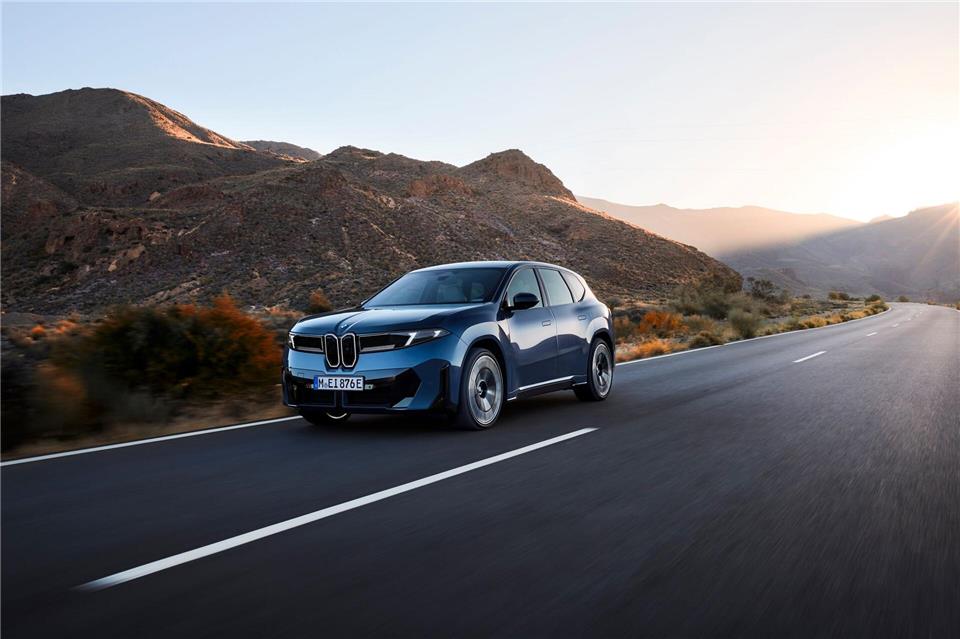 BMW: Elektrisches SUV iX3 markiert Start der Neuen Klasse Mit frischer Form und neuer Designsprache rollt der iX3 ab dem kommenden Frühjahr auf die Straße.Fabian Kirchbauer/BMW AG/dpa-tmn